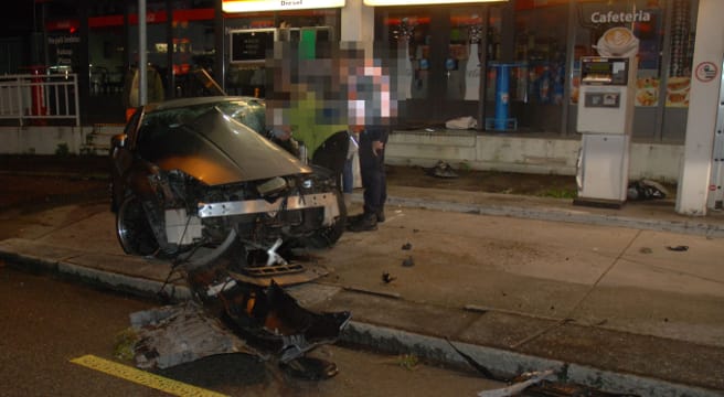 Auto fährt in Oltener Tankstelle