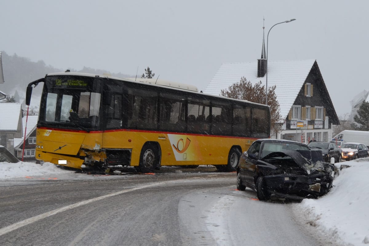 Auto rutscht in Grub/AR in Postauto