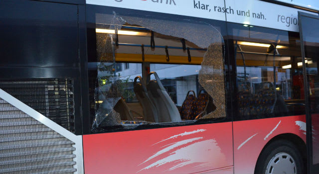 Fahrender Bus in Grenchen beschädigt