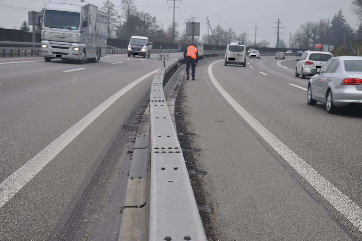 Fahrerflucht auf der A1 bei Wiedlisbach begangen