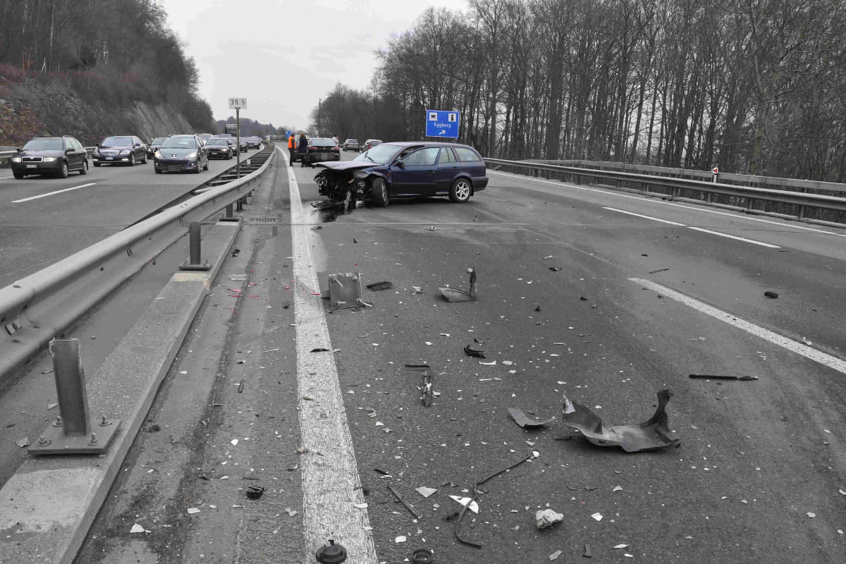 Auf der A2 bei Hägendorf mit Leitplanke kollidiert