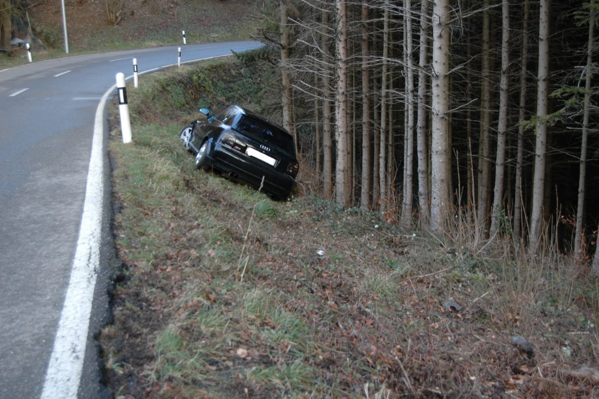 Auto nach Alleinunfall in Wolfhalden stehen gelassen