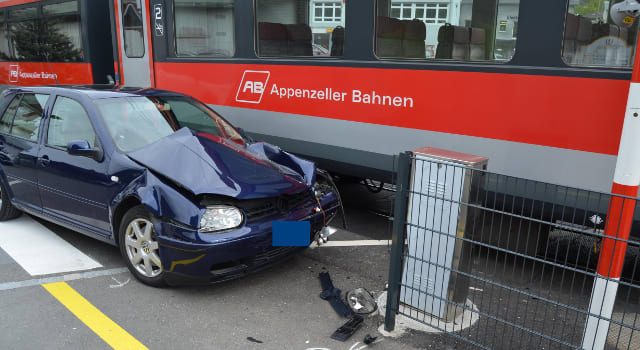 Auto donnert in Bühler in Zug