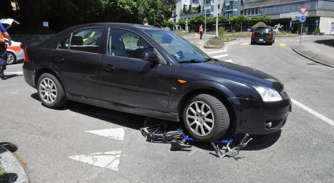 Auto überfährt Velofahrer in Grenchen