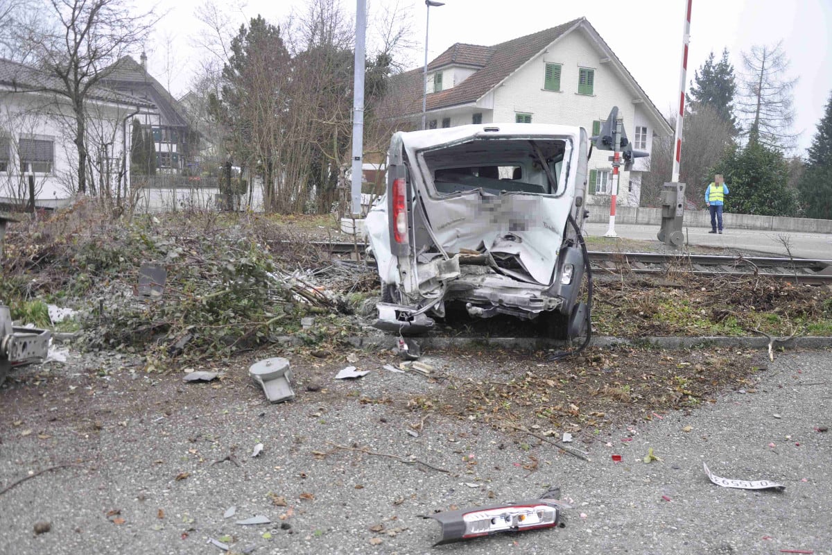 Biberist SO - Lieferwagen auf Bahnübergang von Zug erfasst