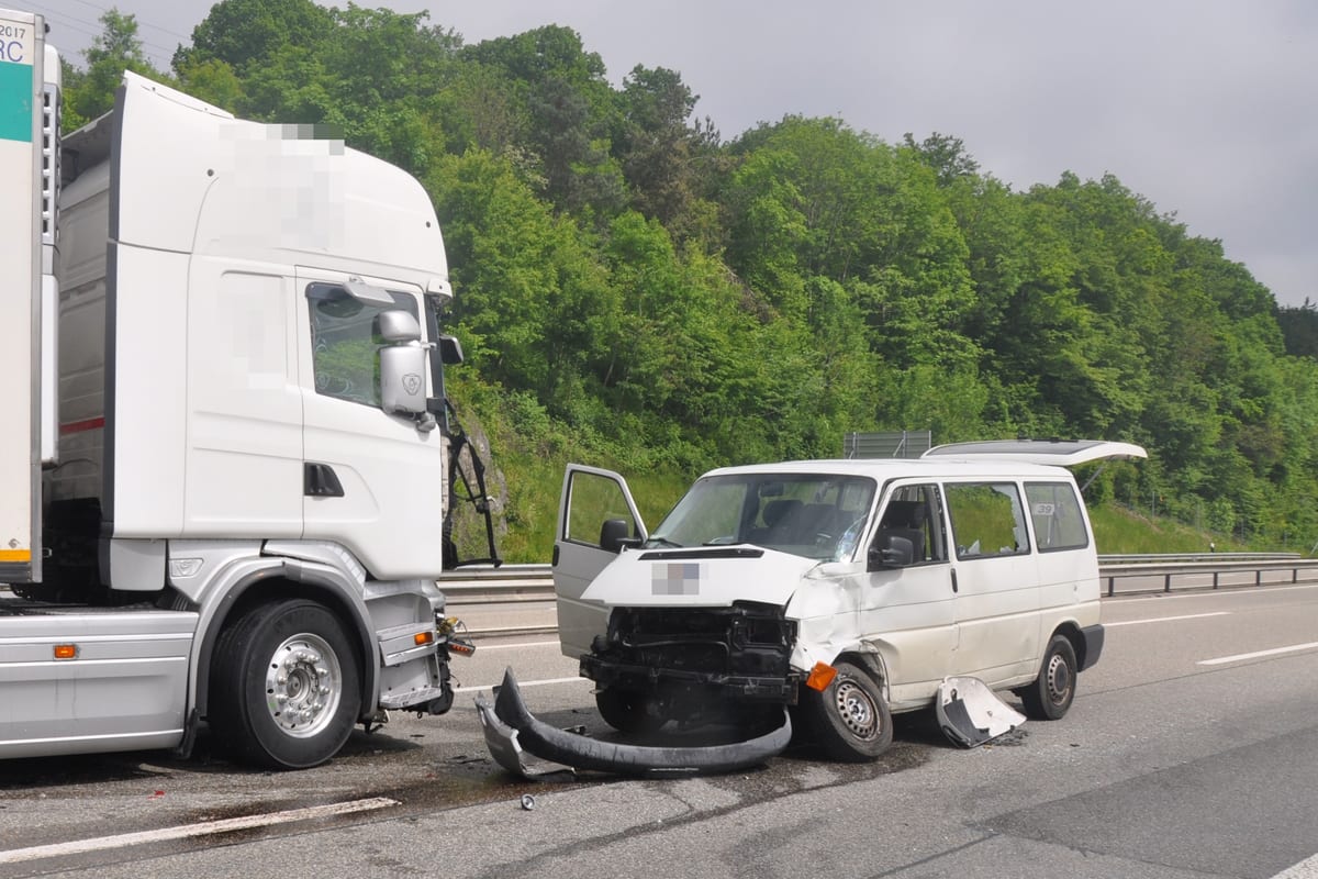 Hägendorf/A2: Kollision zwischen Sattelmotorfahrzeug und Auto mit Pferdeanhänger
