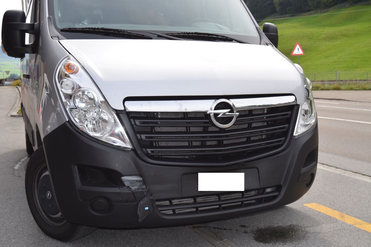 Waldstatt AR - Lieferwagen fährt auf Auto auf