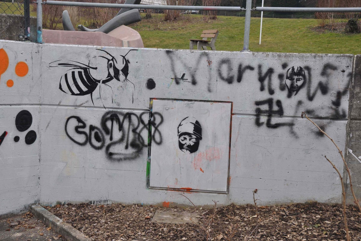 Graffitis beim Sportplatz in Hofstetten-Flüh