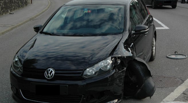 Auto kollidiert in Herisau mit Verkehrsinsel