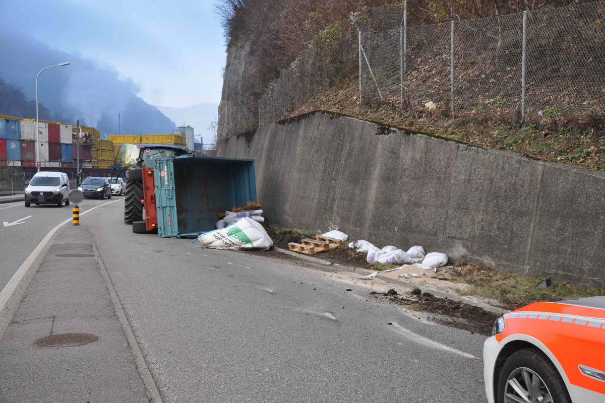 Oensingen SO - Gekippter Anhänger blockiert den Verkehr