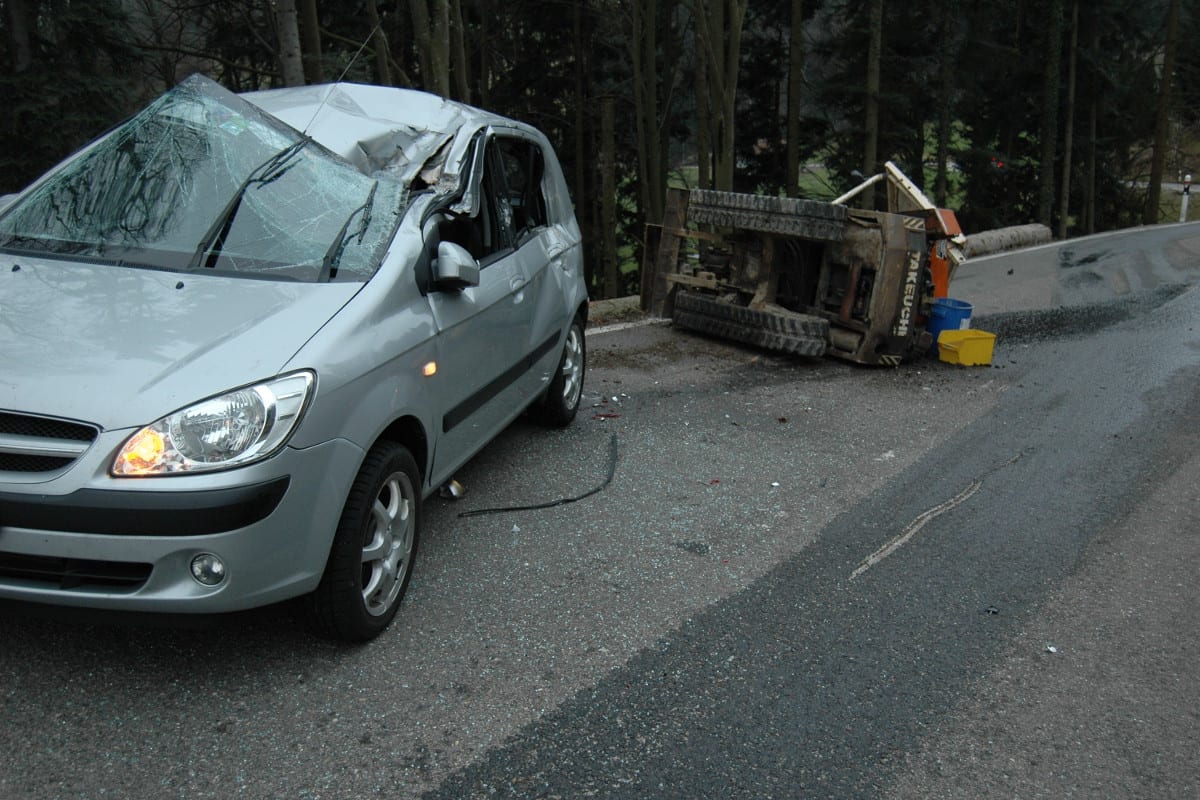 Walzenhausen AR - Von Anhänger gestürzt: Autofahrerin kollidiert mit Kleinbagger