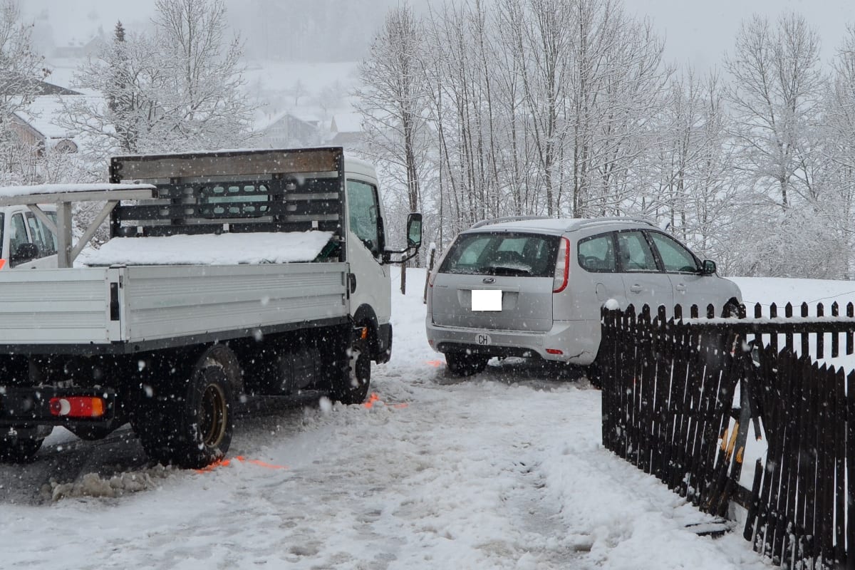 In Herisau mit Gartenzaun und Lieferwagen kollidiert