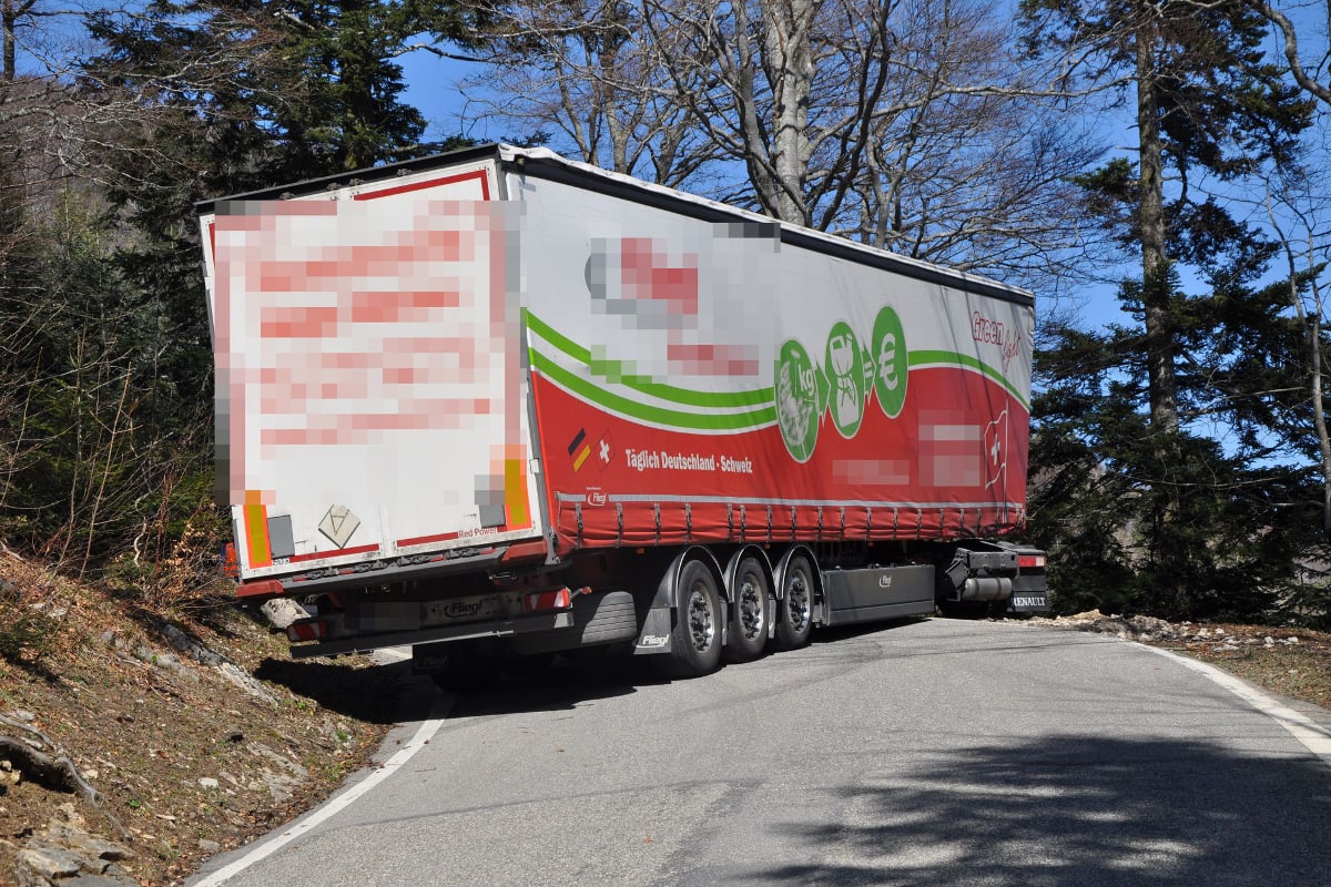 Oberdorf: Lastwagen bleibt in Kurve stecken
