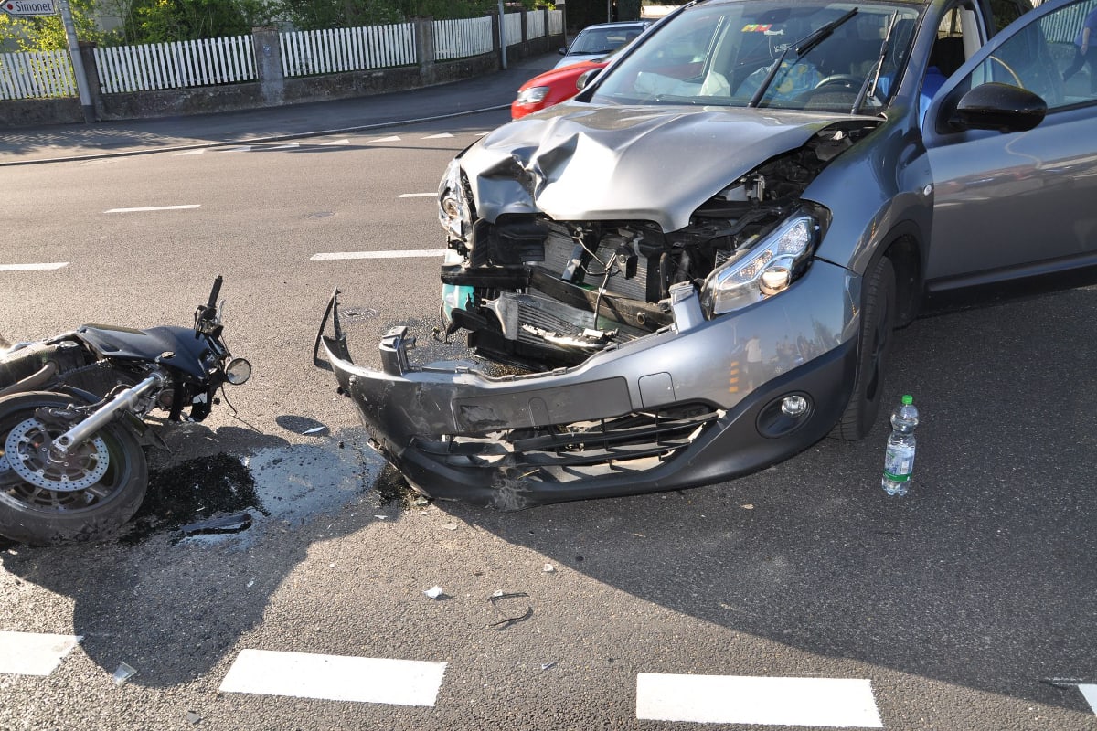 Auto und Motorrad krachen in Solothurn zusammen