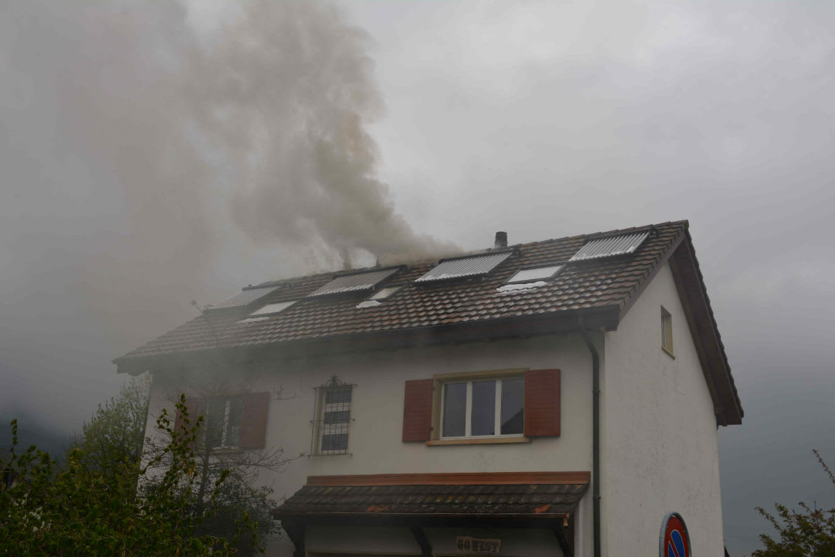 Hofstetten-Flüh SO - Dach eines Einfamilienhauses in Flammen