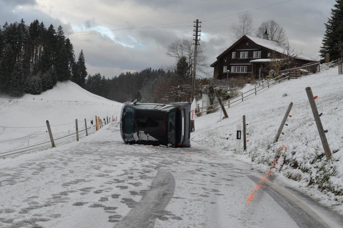 Auf schneebedeckter Strasse in Schwellbrunn verunglückt