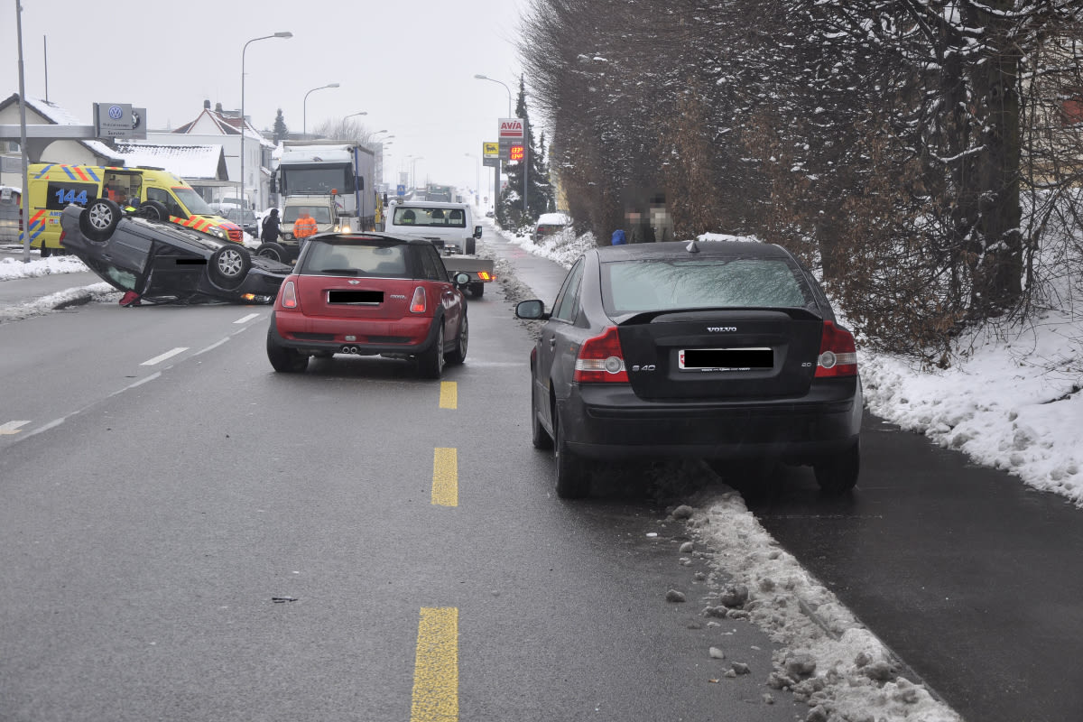 Rentner kollidiert in Hägendorf mit drei Fahrzeugen
