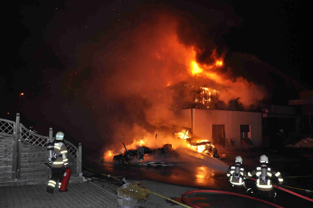 Härkingen SO - Brennendes Wohnmobil steckt Liegenschaft in Brand
