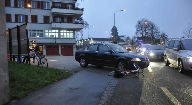 Auto und Velo kollidieren in Solothurn