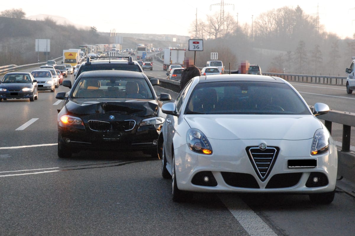 Stau nach Auffahrcrash auf der A1 bei Wiedlisbach 