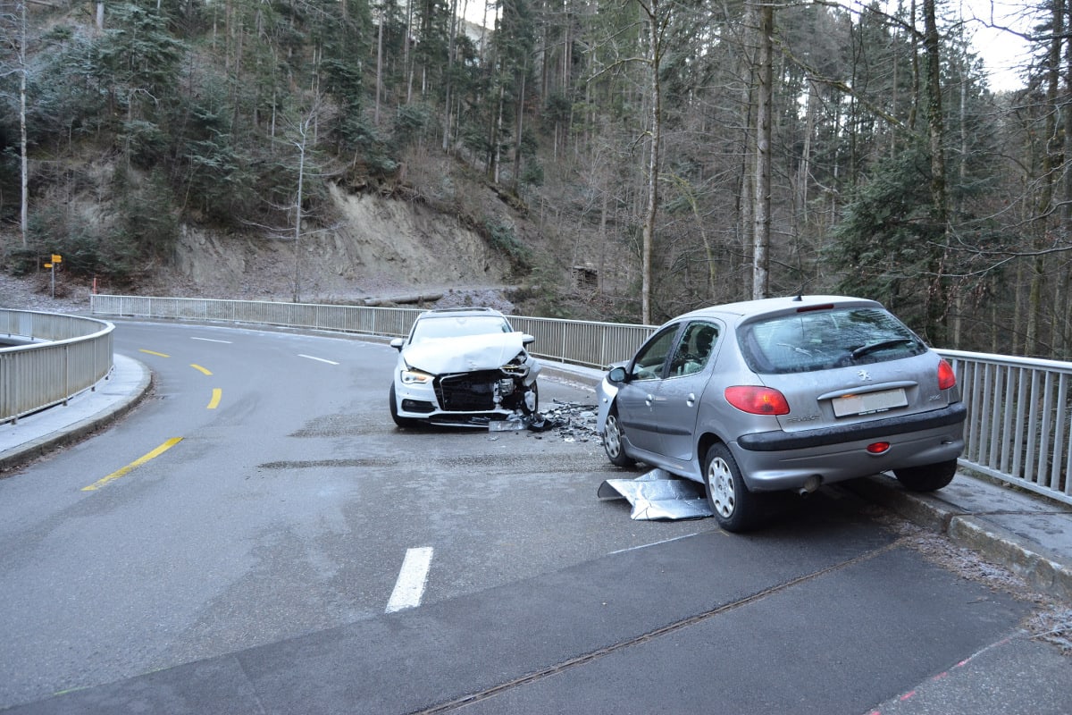 Trogen AR - Heftige Frontalkollision zweier Autos