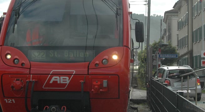 Autofahrerin übersieht Zug in Bühler