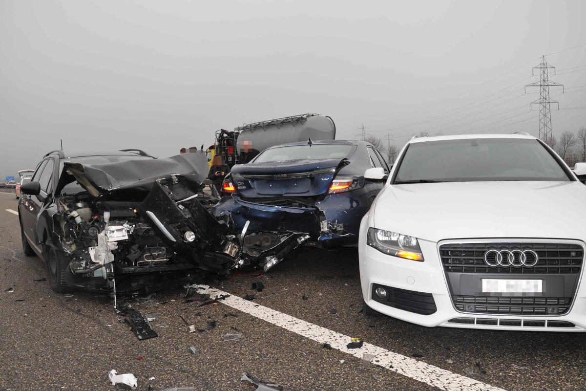 VU mit drei Autos auf der A1 bei Niederbipp
