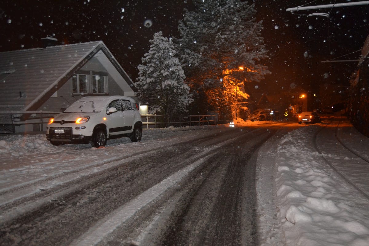 Auf schneebedeckter Fahrbahn in Speicher kollidiert