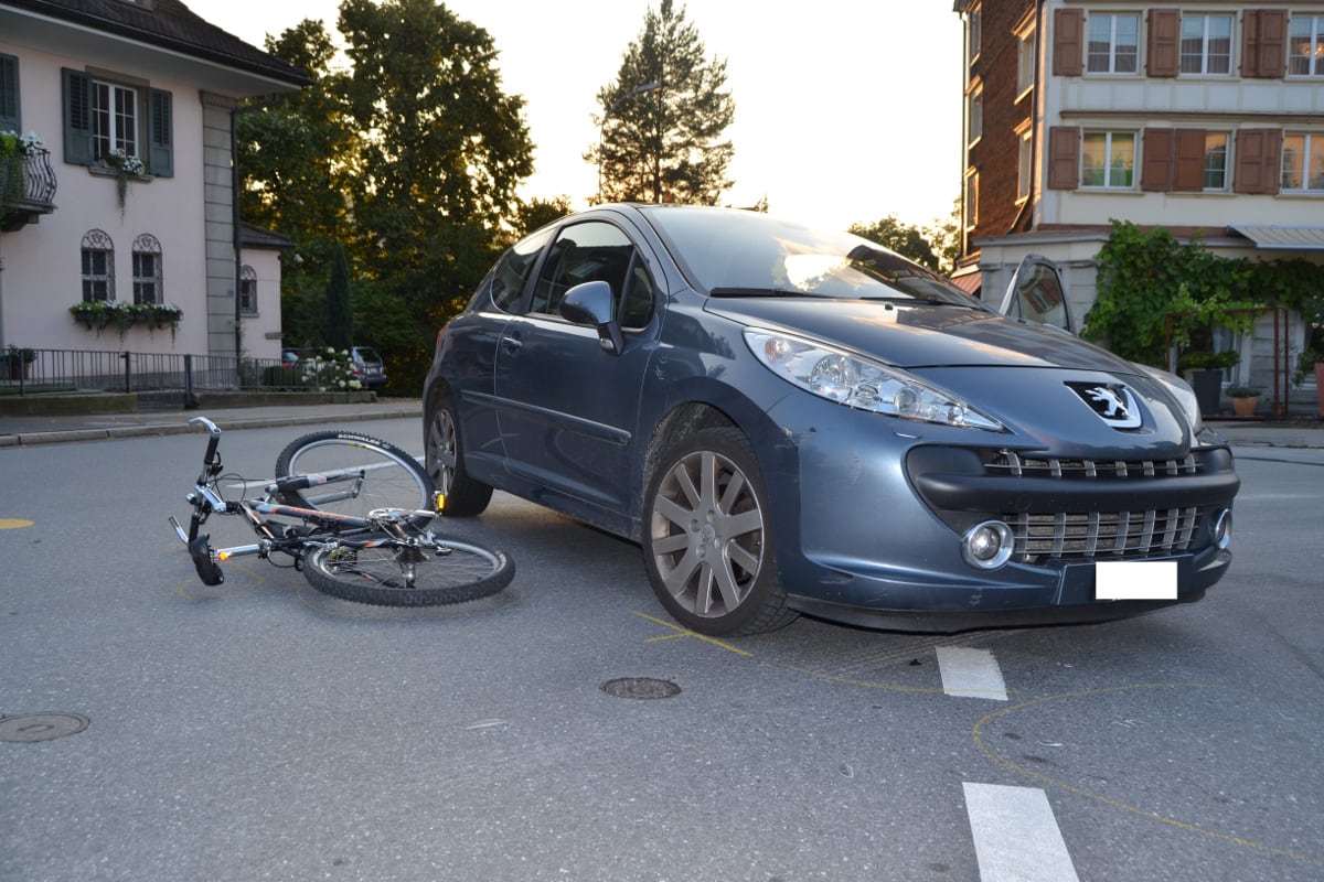 Herisau AR: Velofahrerin wird bei Kollision mit Auto verletzt