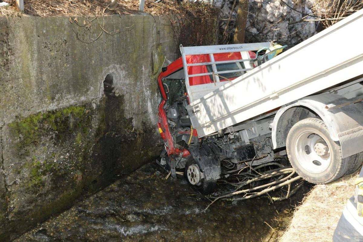 Bei Verkehrsunfall in Herisau in Lieferwagen eingeklemmt