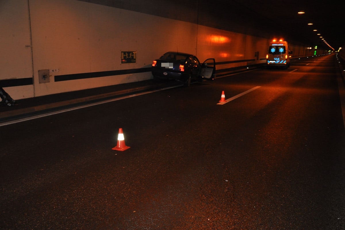 Solothurn SO - Auto nach Selbstunfall im Wititunnel total beschädigt