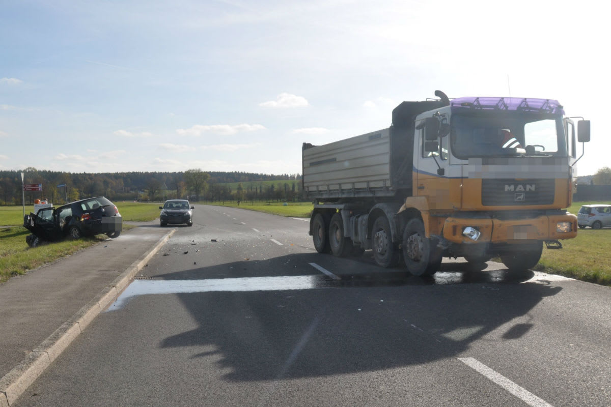 Neuendorf SO - Lastwagen stösst mit Auto zusammen