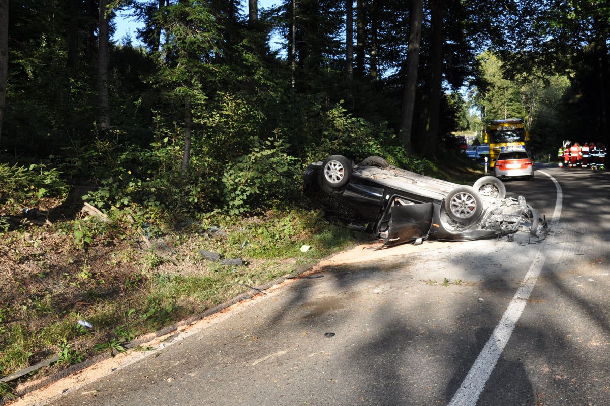 Gretzenbach: Alleincrash unter Alkoholeinfluss endet auf dem Dach