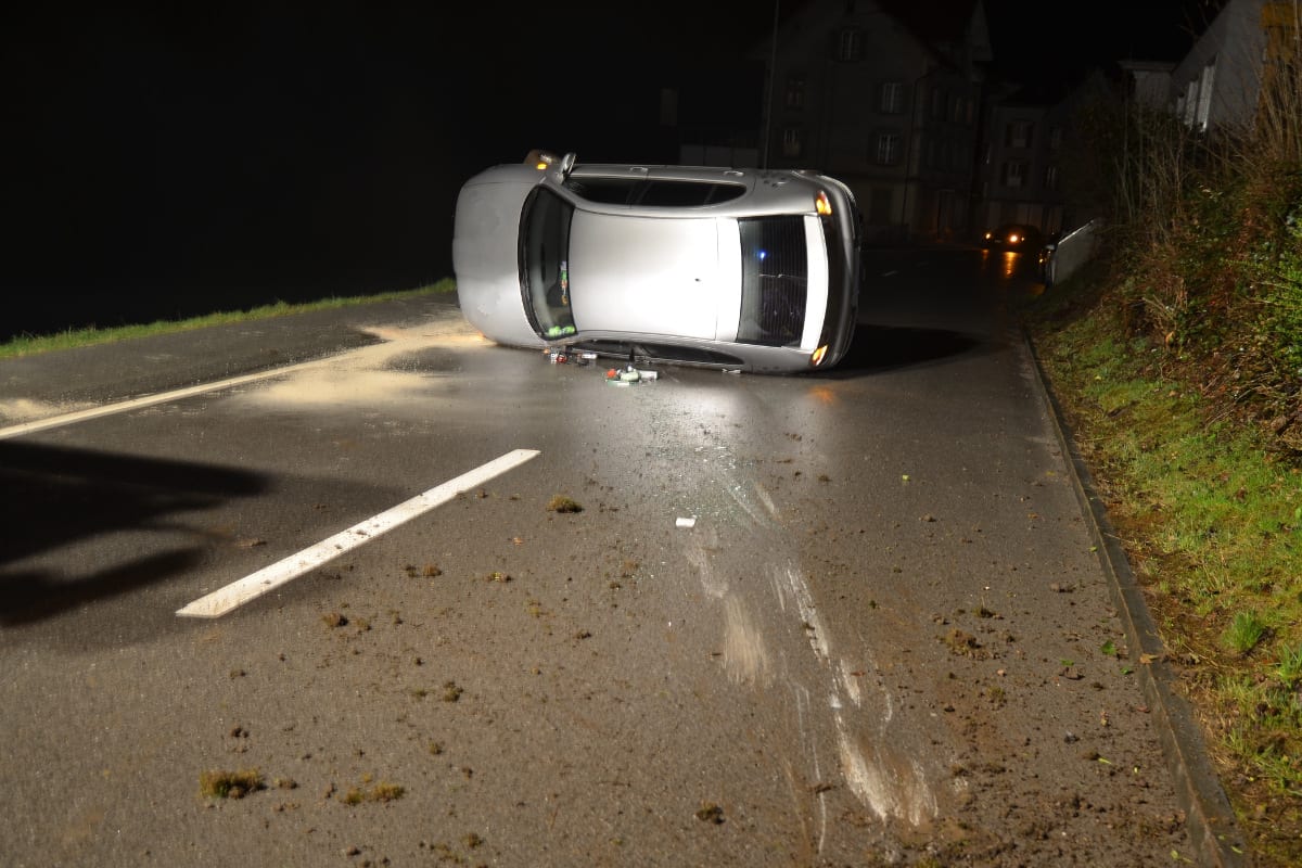 Walzenhausen AR - Junge Frau (20) schrottet Auto bei Alleinunfall