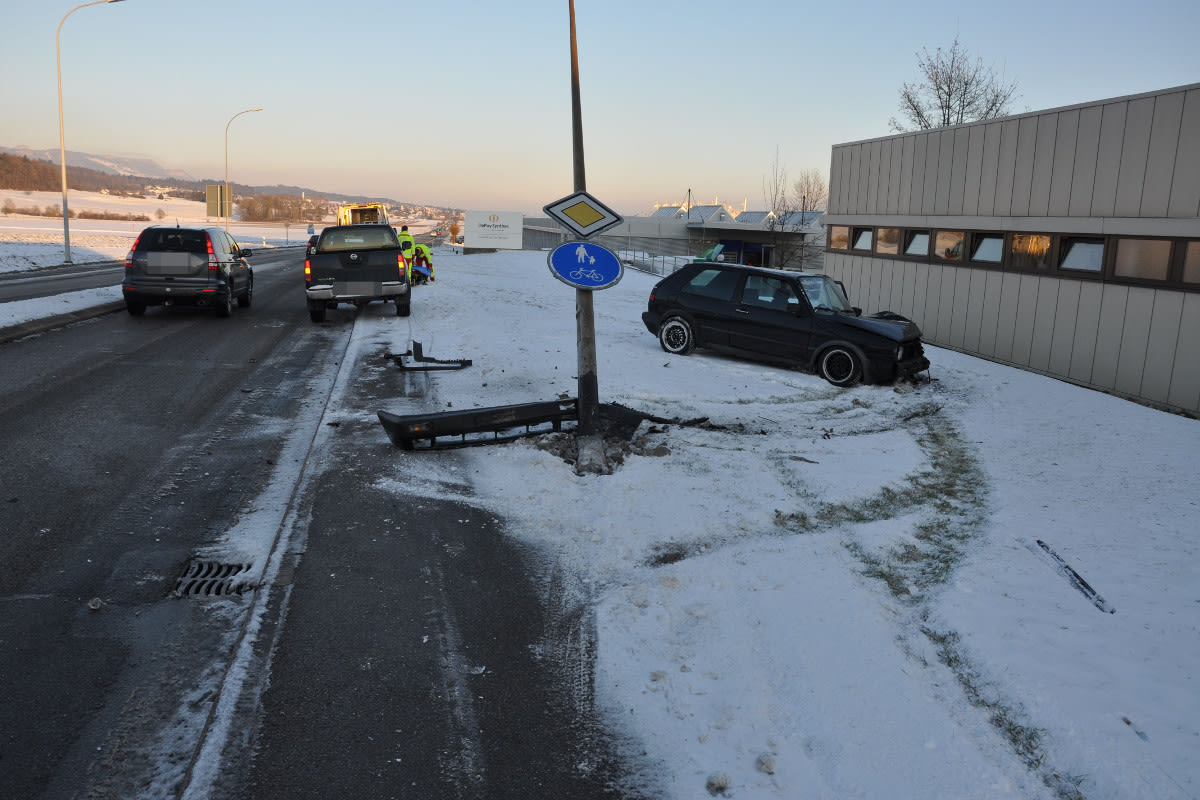 Selzach SO - Auto frontal gegen Kandelaber gesetzt