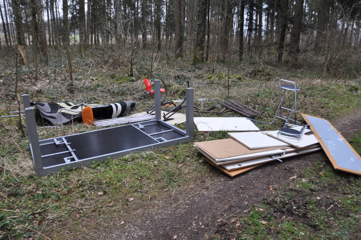 Mobiliar im Wald bei Recherswil entsorgt
