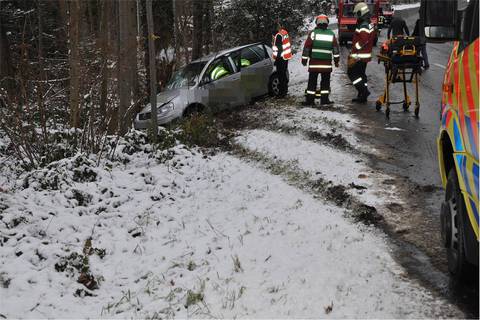 Solothurn / Balsthal / Starrkirch SO - Mehrere Fahrzeuge von der Strasse abgekommen