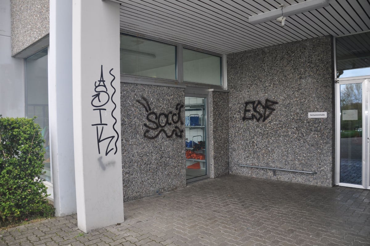Zeugenaufruf - Sprayereien bei Schwimmhalle in Dornach