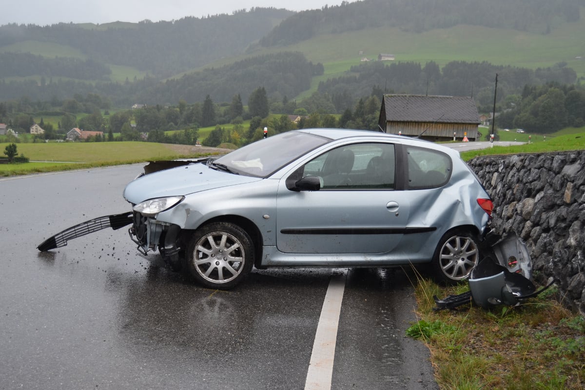 Stein AR - Auto prallt gegen Steinmauer