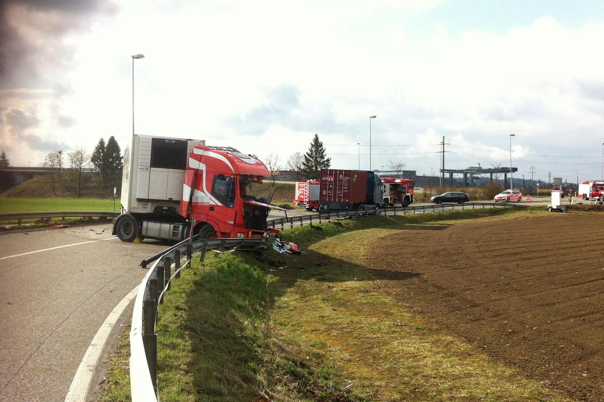 Lastwagen kollidieren in Egerkingen