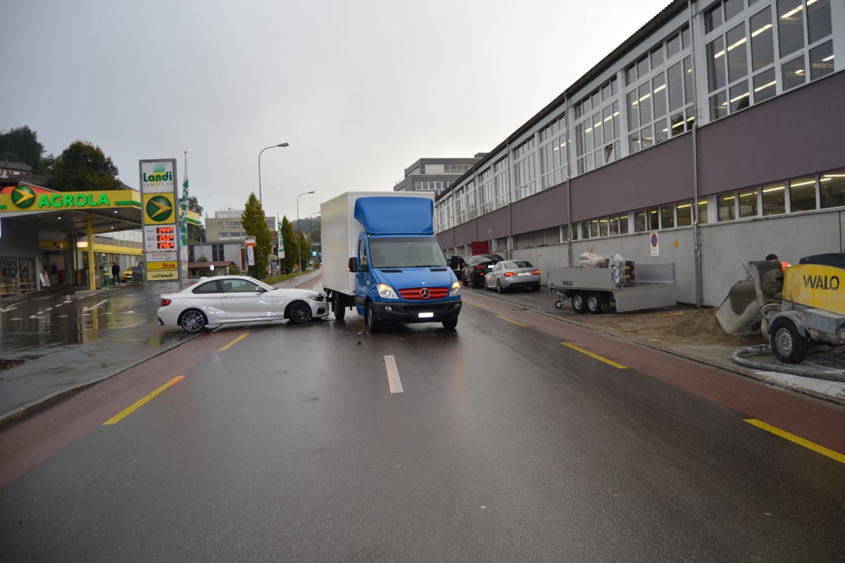 Herisau AR - Crash bei Tankstellenausfahrt