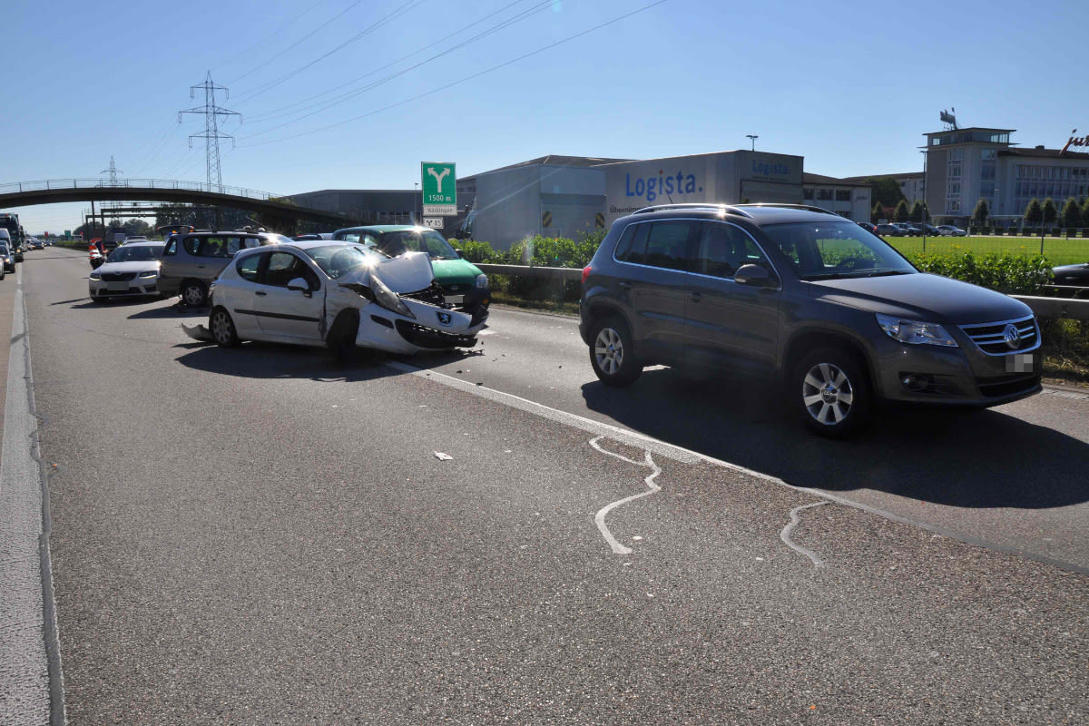 Oberbuchsiten: Auffahrkollision mit sechs Fahrzeugen auf der A1