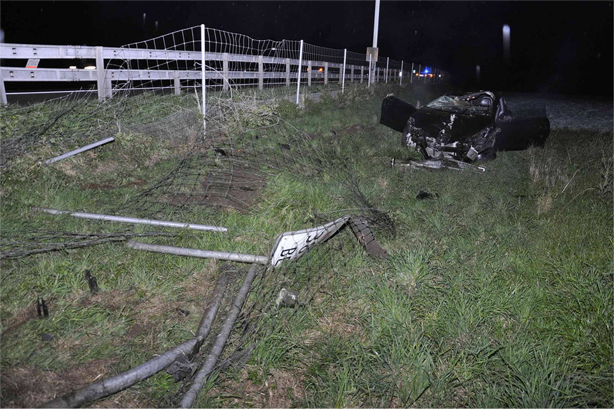 A1 Oberbipp BE - Auto überschlägt sich bei Kollision mit Wildschutzzaun