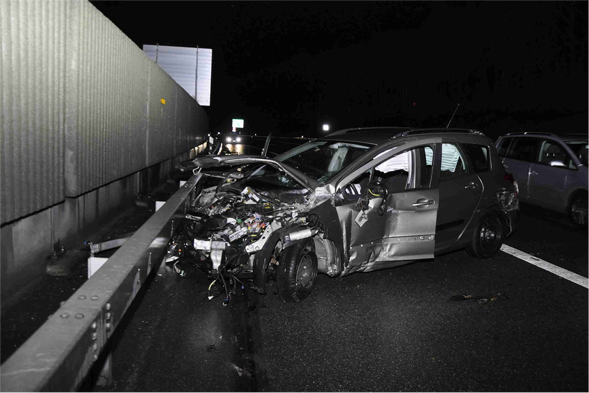 A1 Wiedlisbach SO - Wegen Sekundenschlaf in Leiteinrichtung geprallt