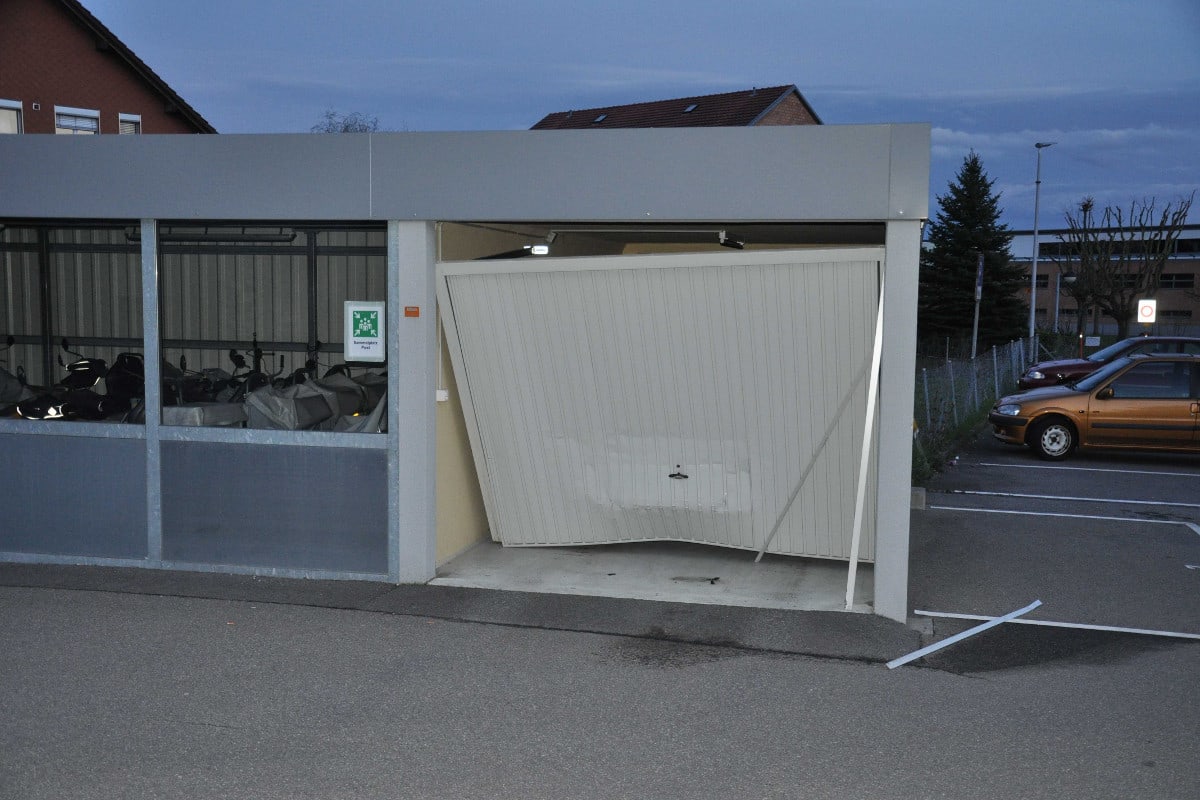 Oensingen: In Garagentor bei der Post gefahren