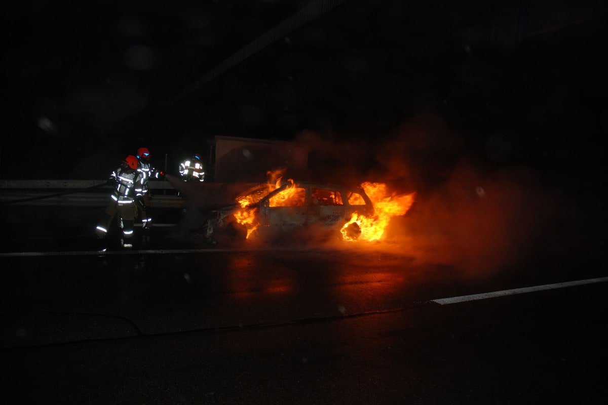 Oberbuchsiten SO - Auto geht auf der A1 in Flammen auf