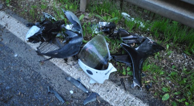 Trimbach: Unbekannter Töfffahrer knallt in Leitplanke