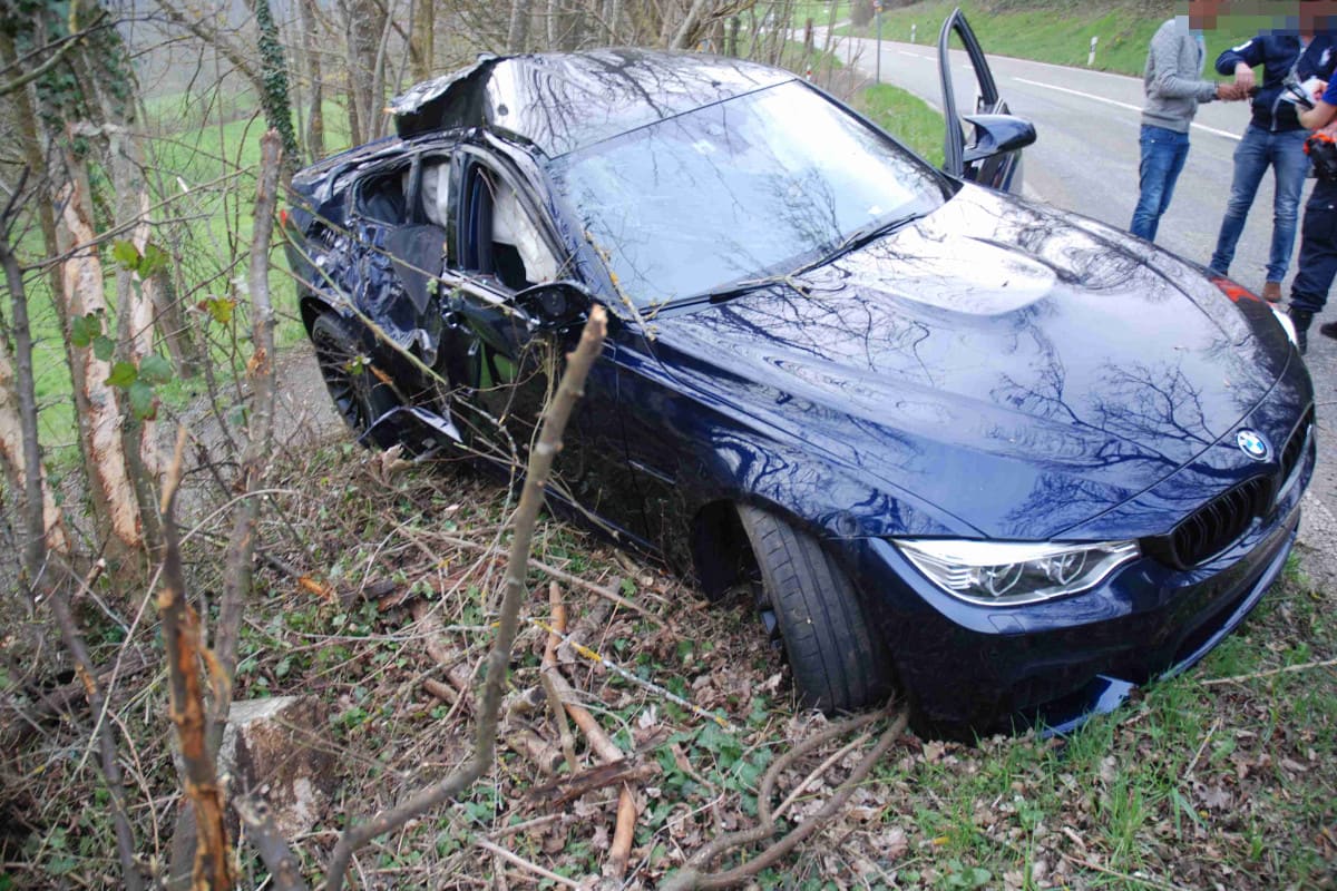 Zeugenaufruf: Ausweichmanöver in Trimbach - BMW landet in Hecke