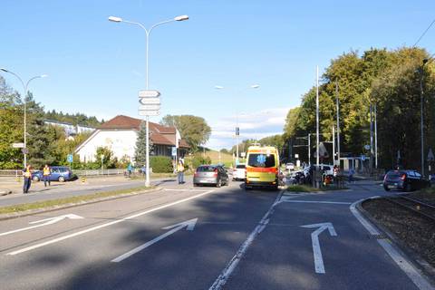 Riedholz SO - Motorradfahrerin auf Kreuzung von Auto erfasst