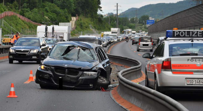 Boningen: Auto bei Alleincrash auf der A1 durch die Luft katapultiert